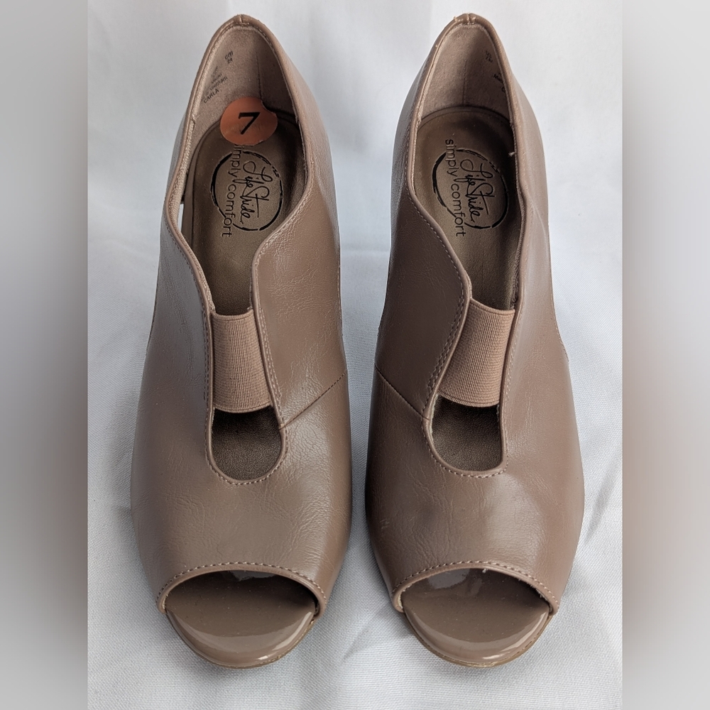 NEW Women's Life Stride Tan Peep Toe Shoes Size 7